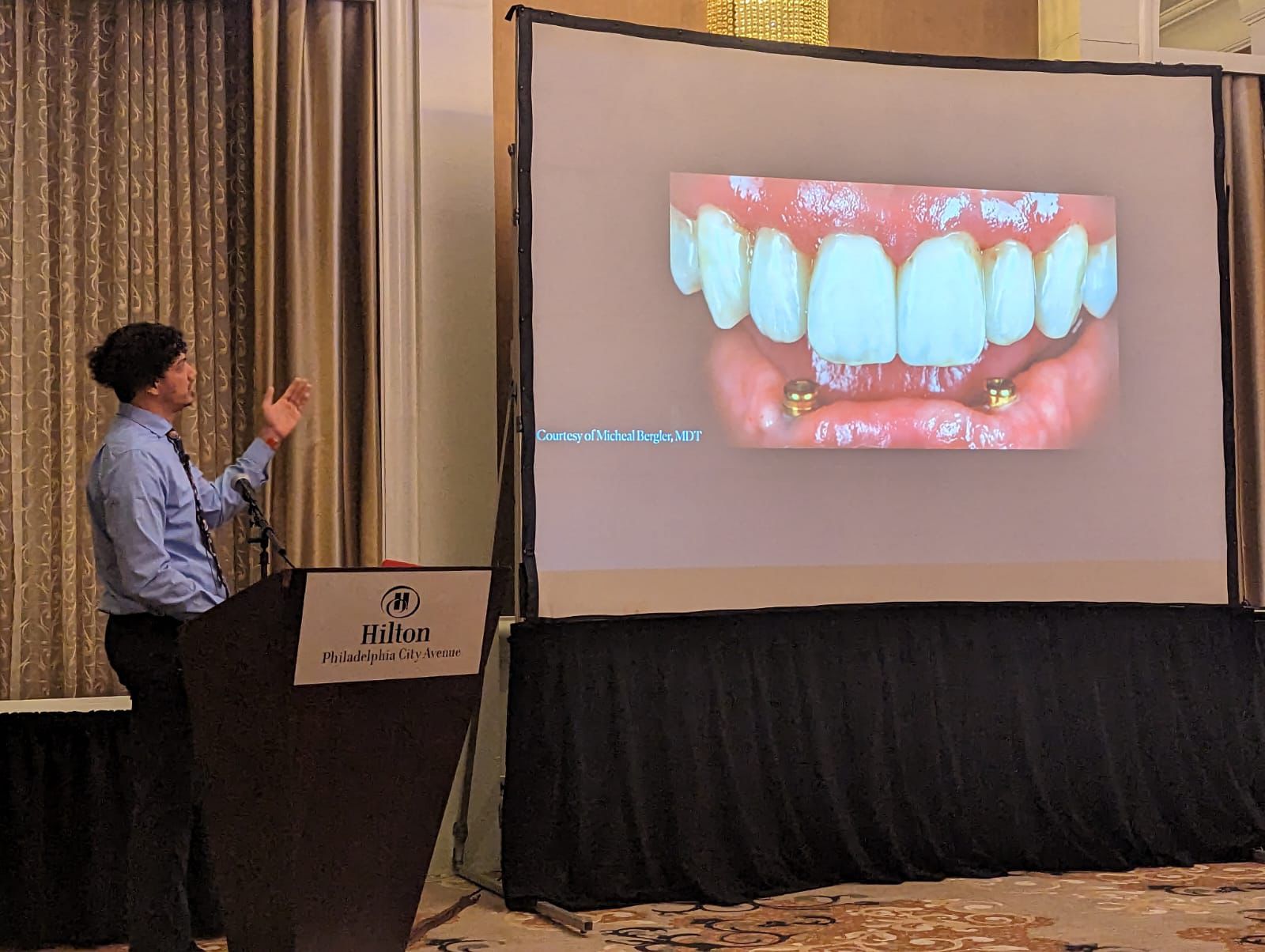 Dr. Robles presentando resultados clínicos