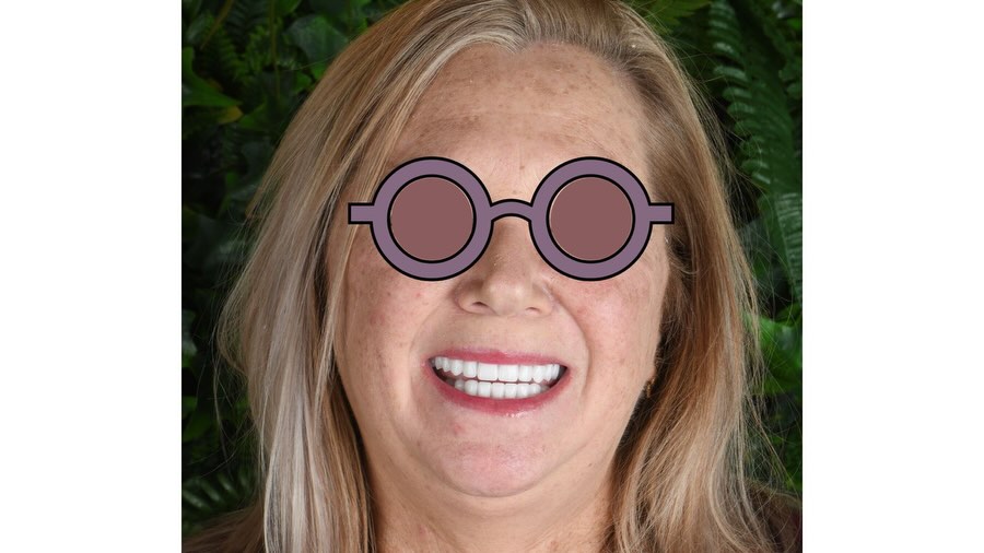 Paciente satisfecha mostrando su nueva sonrisa